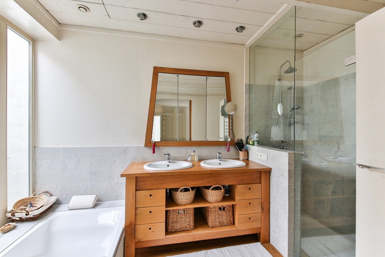 8 características de um banheiro decorado de maneira elegante