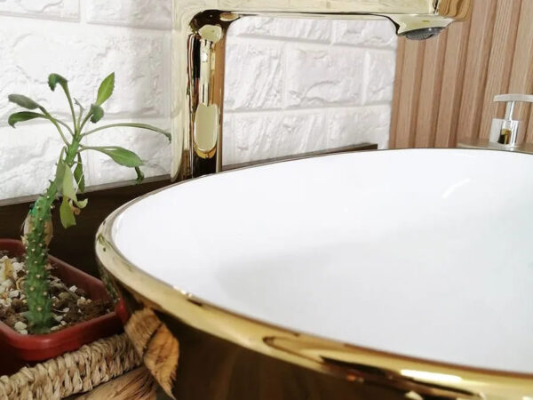 Torneira dourada da Banho & Casa: saiba como deixar o seu banheiro mais elegante